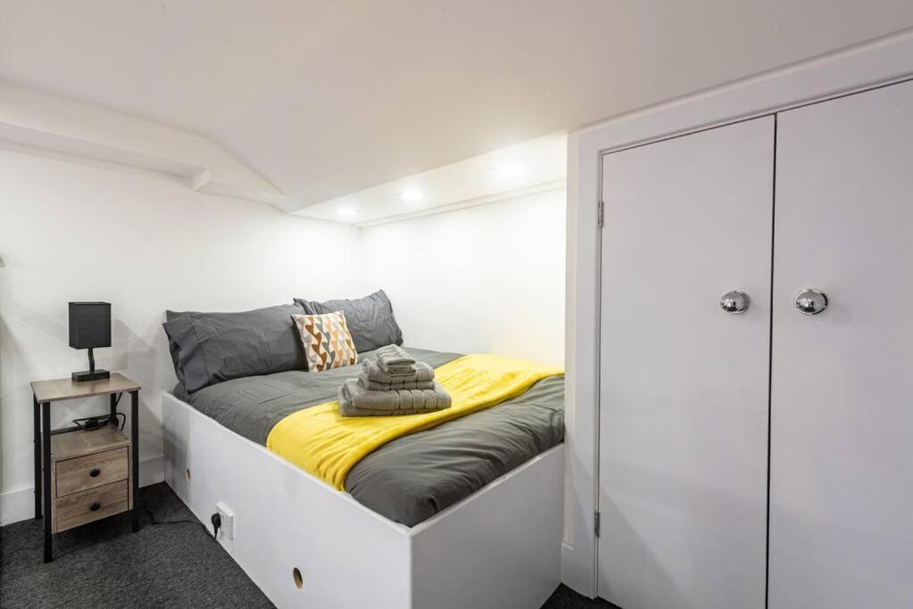 In Reading- Next To Town Centre *