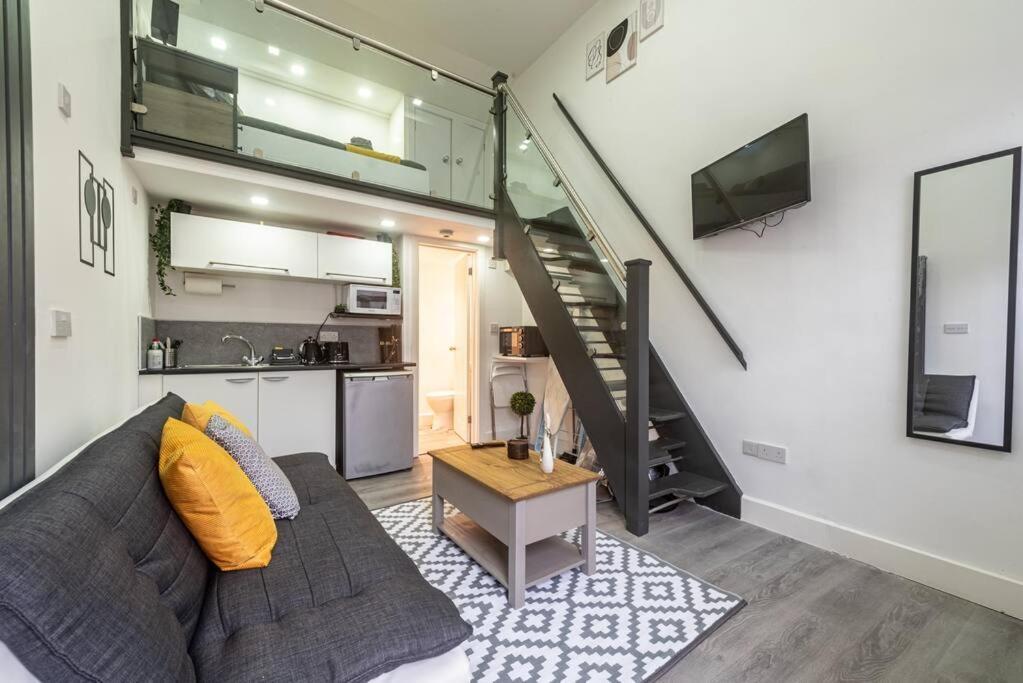 In Reading- Next To Town Centre Apartment *
